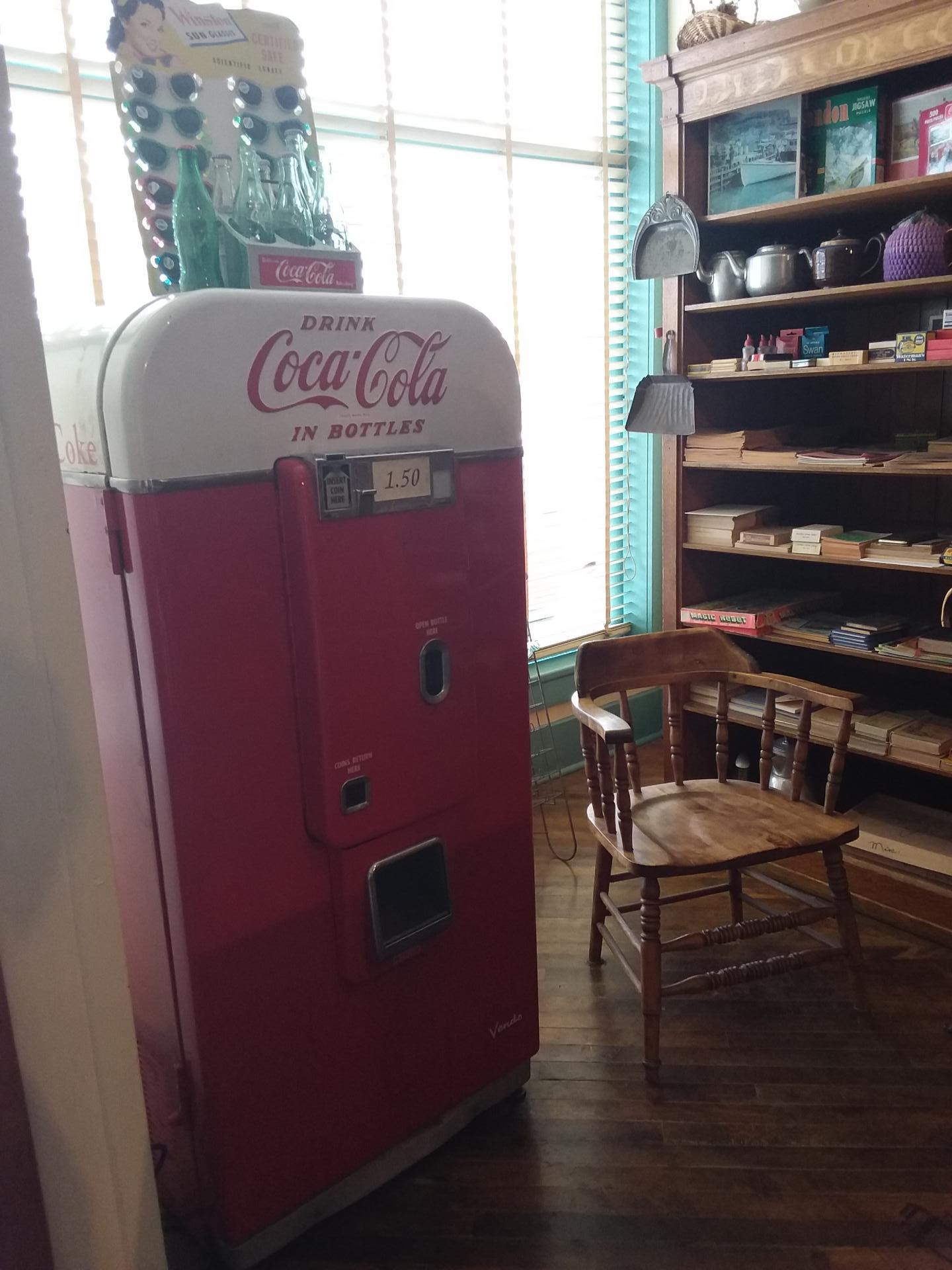 Ancien distributeur de bouteilles de coca