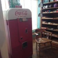 Ancien distributeur de bouteilles de coca